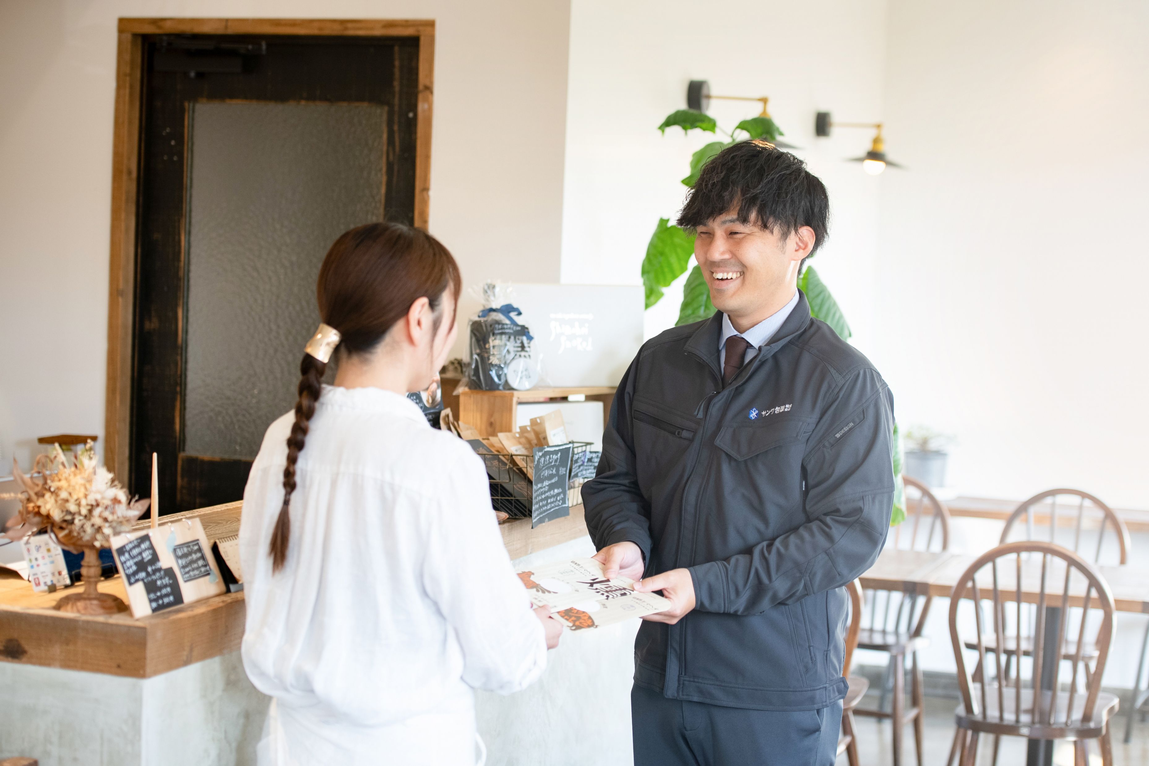 店内でお客様にパッケージをご提案するサンワパッケージのスタッフ