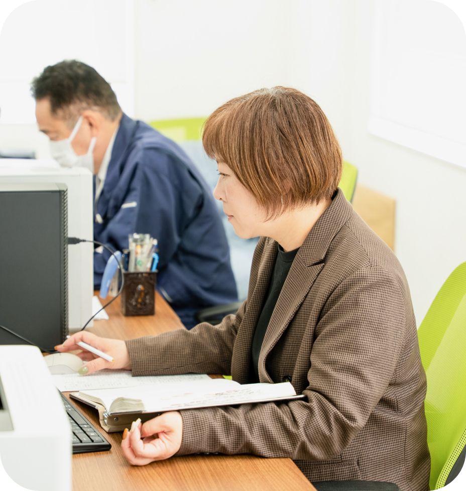 オフィスでパソコンに向かって伝票処理を行う女性事務社員